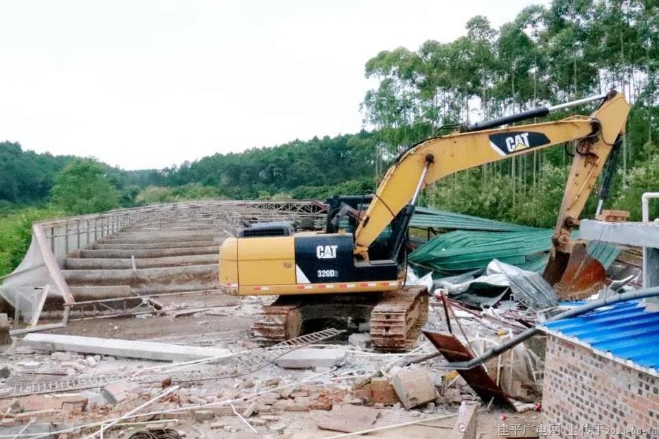 桂平市依法强制拆除下湾镇两处违建猪场建筑