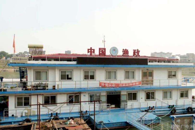 对违规渔具现场拆解，桂平市农业农村局集中销毁违规捕捞工具90多件