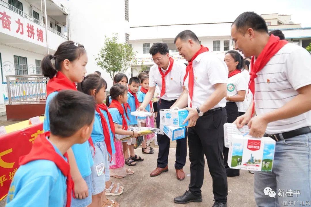 桂平城投联合爱心企业开展“六一”国际儿童节慰问活动