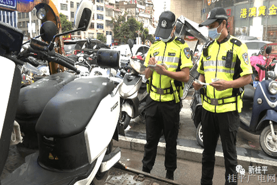 桂平市交警部门依法整治车辆乱停乱放现象