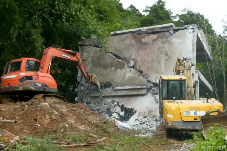 我市西山镇拆除违法建筑