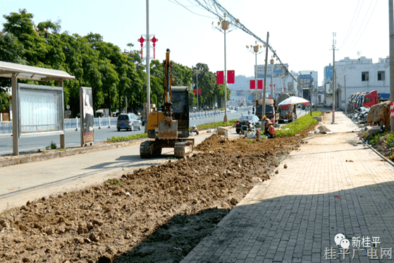 不惧高温“烤”验 全力以赴加快市政道路建设