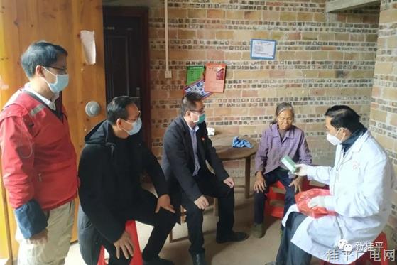 桂平市卫生健康局到下湾镇捐赠防疫药品和物资
