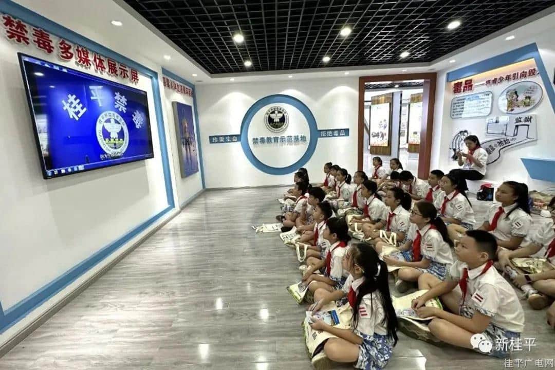 桂平市组织近3000名青少年学生参观禁毒教育基地