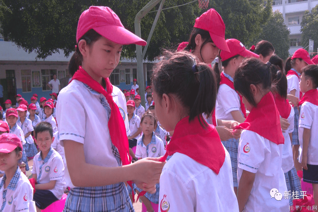 桂平市举行2023年新队员入队仪式暨2022年“红领巾奖章”四星章颁章仪式