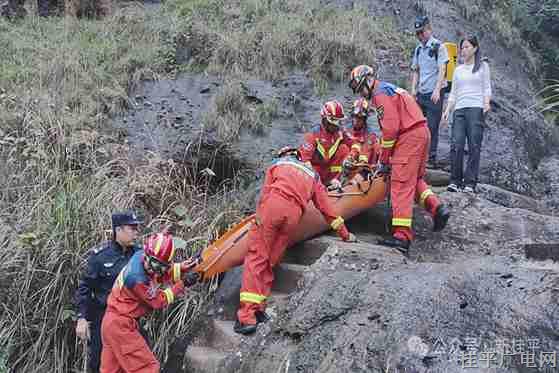 游客登山摔伤被困 桂平消防员接力2小时救出