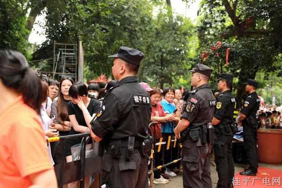 欢乐泼水警民同乐 桂平公安全程护航