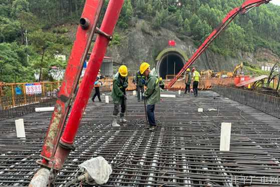 柳梧铁路4标项目金田紫荆河特大桥跨S304省道80米连续梁0号块浇筑完成