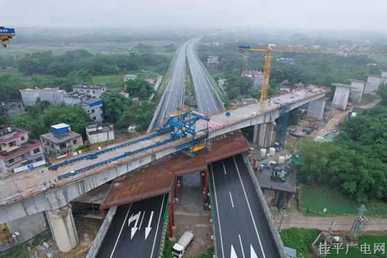 柳梧铁路4标项目跨高速公路连续梁合龙
