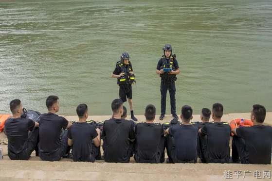 桂平特巡警夏季锤炼“水上功夫” 砺精兵