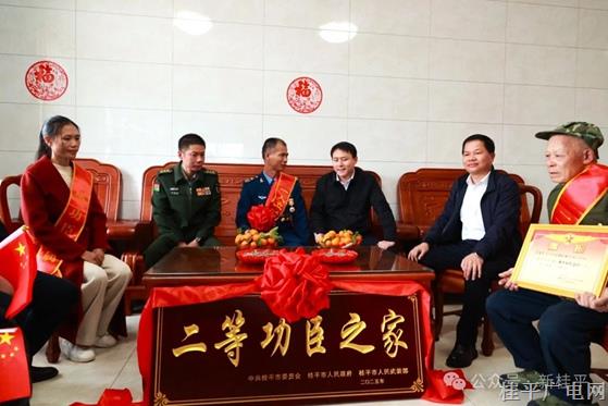卜凡为荣立二等功现役军人家庭送喜报
