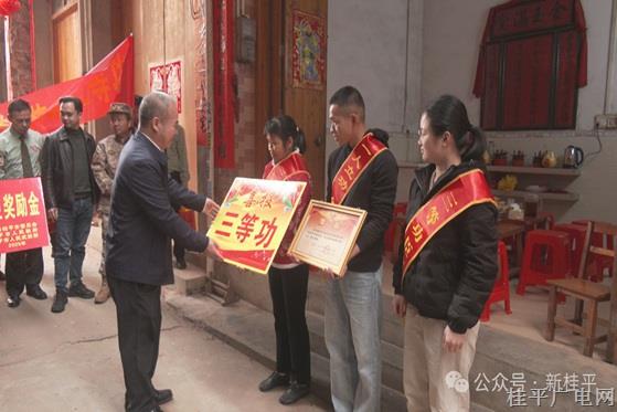 下湾镇五位现役军人荣立三等功，喜报送到家！
