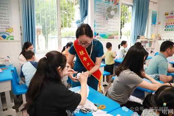 蓝白晕染间 童心传非遗——桂平亲子扎染活动“沉浸式”解锁传统工艺，折叠捆扎里的文化对话