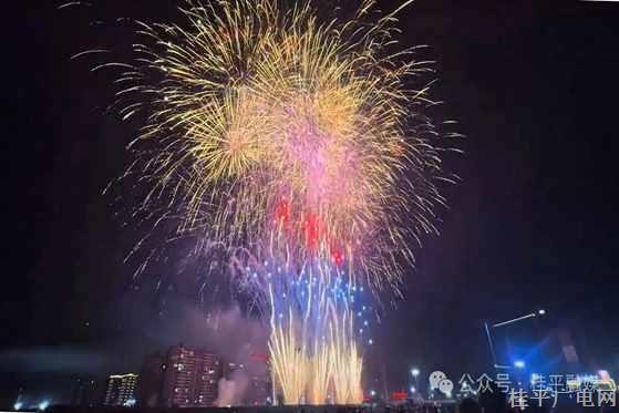 烟花秀+无人机表演点亮夜空，长安新区未来可期